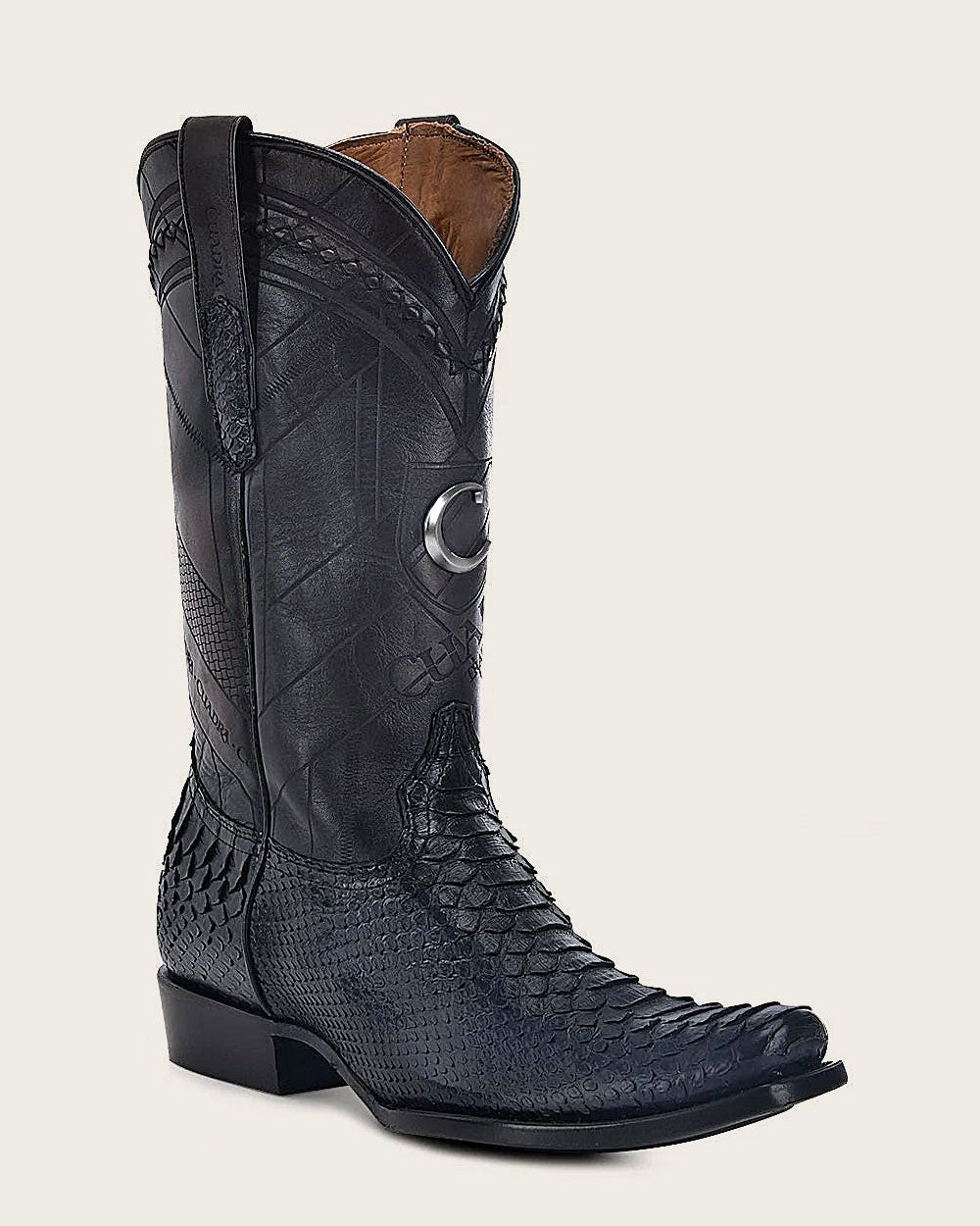 Bota tradicional de piel de pitón color negro pintada a mano.