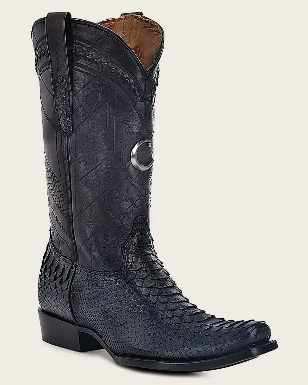 Bota tradicional de piel de pitón color negro pintada a mano.
