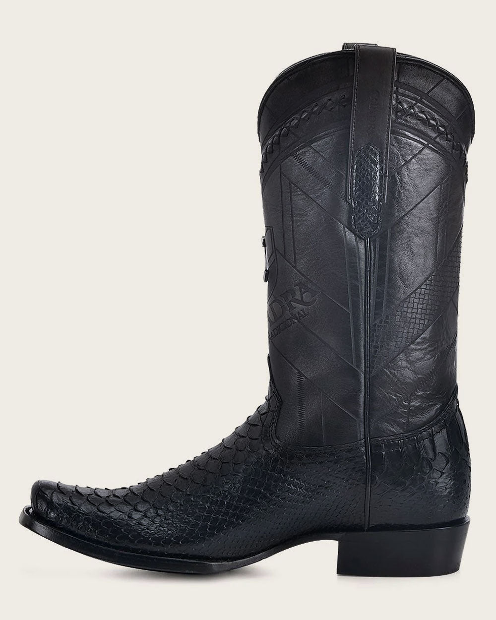 Bota tradicional de piel de pitón color negro pintada a mano.