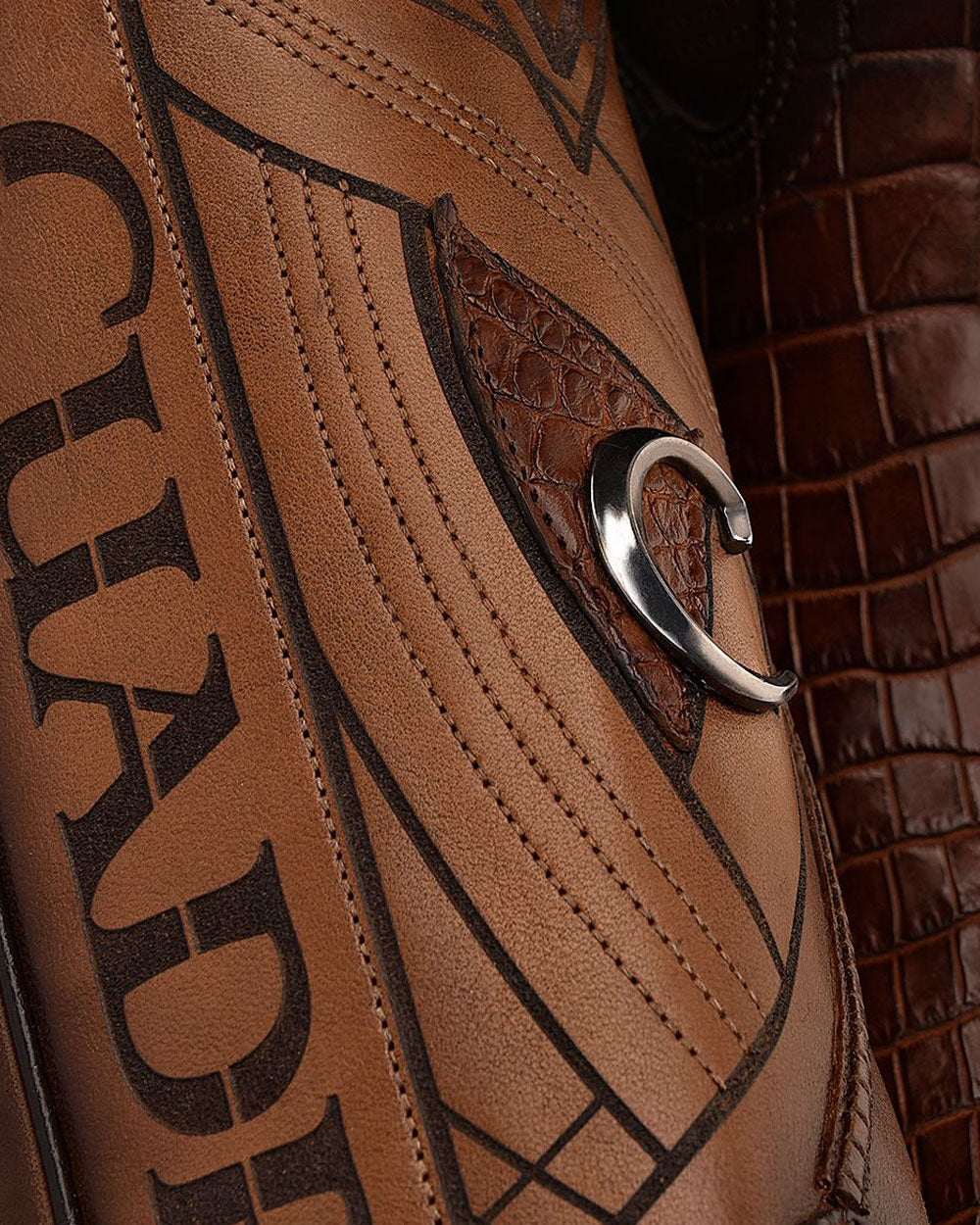 Botas de hombre tradicionales de cuero exótico pintadas a mano.