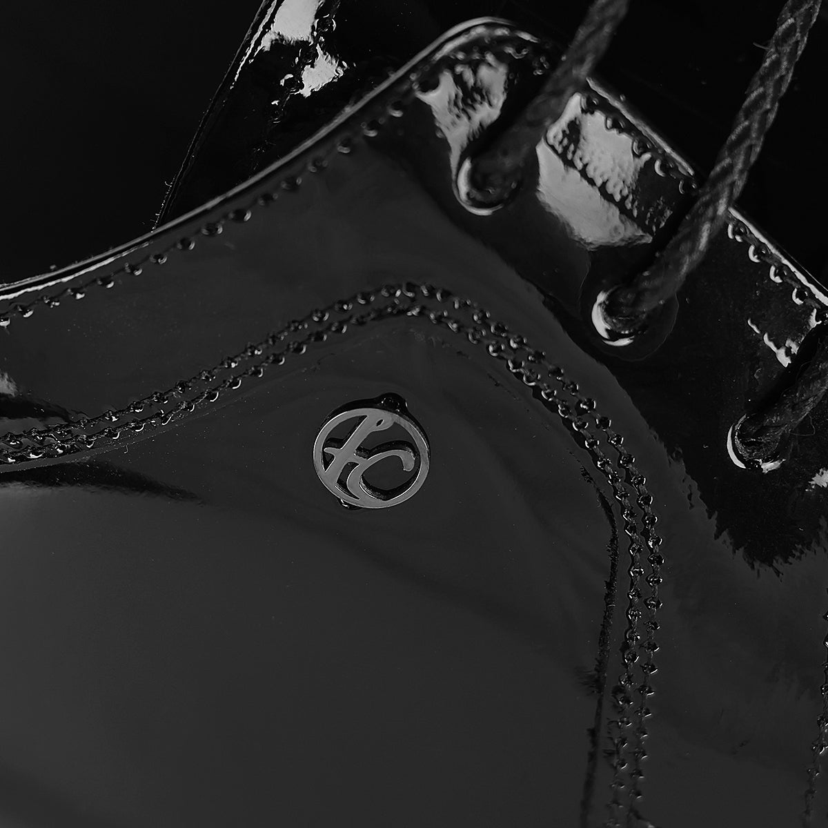 Calzado oxford para caballero en charol