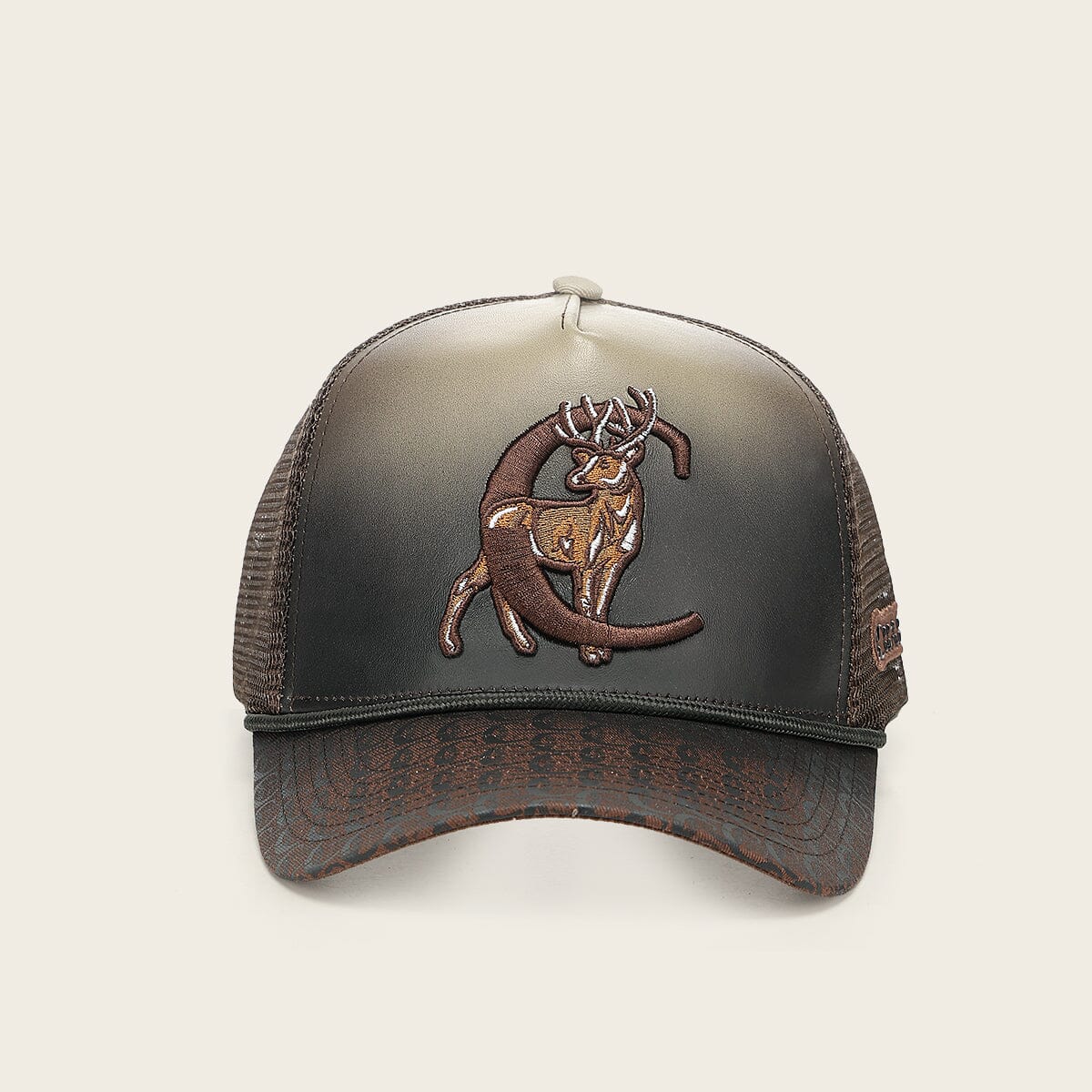 Gorra en piel genuina con diseño de venado