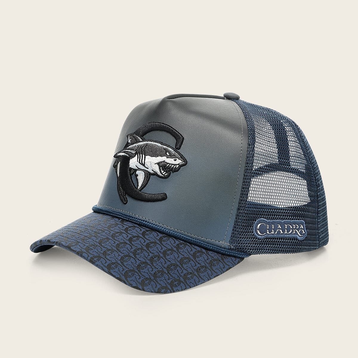 Gorra en piel genuina con diseño de tiburón