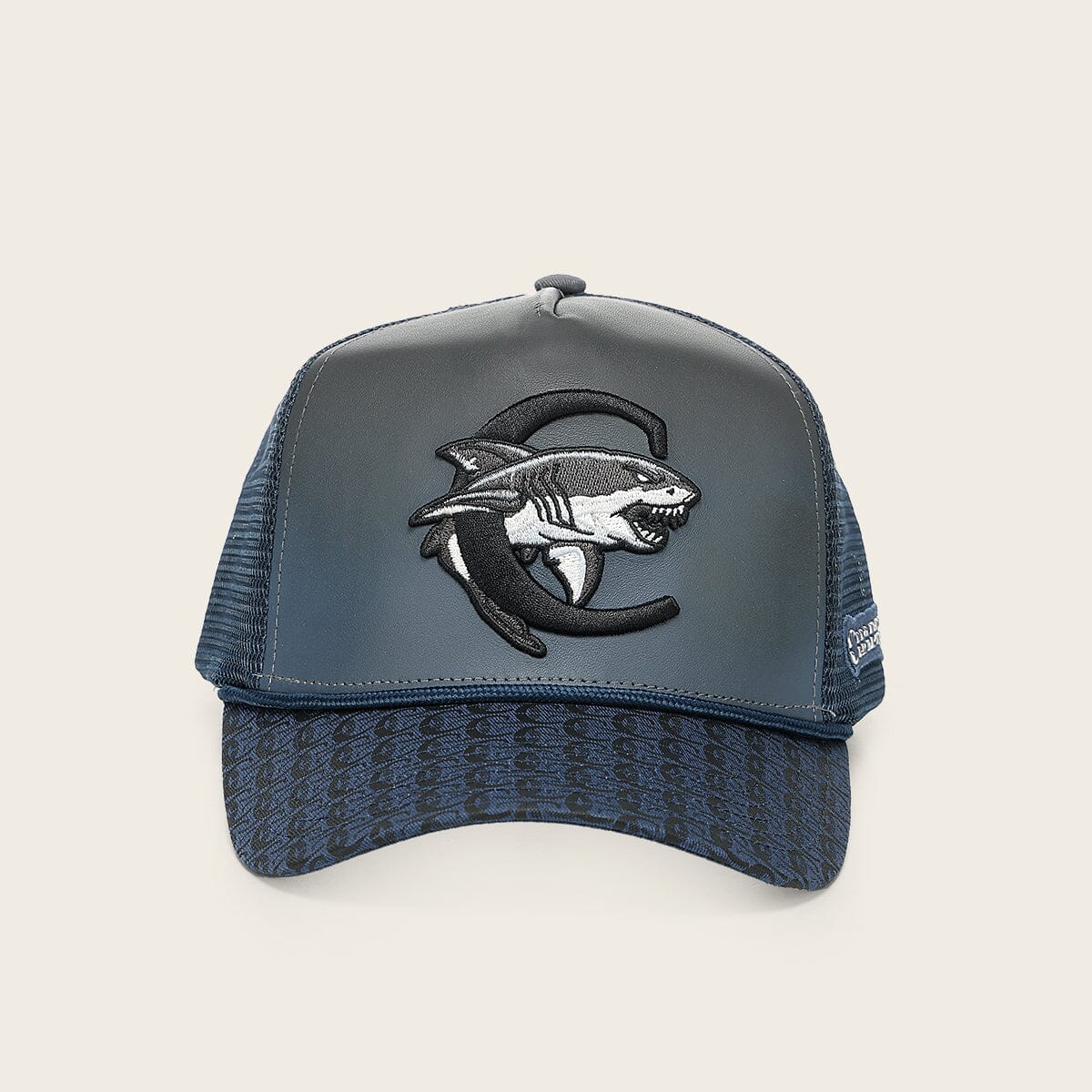 Gorra en piel genuina con diseño de tiburón