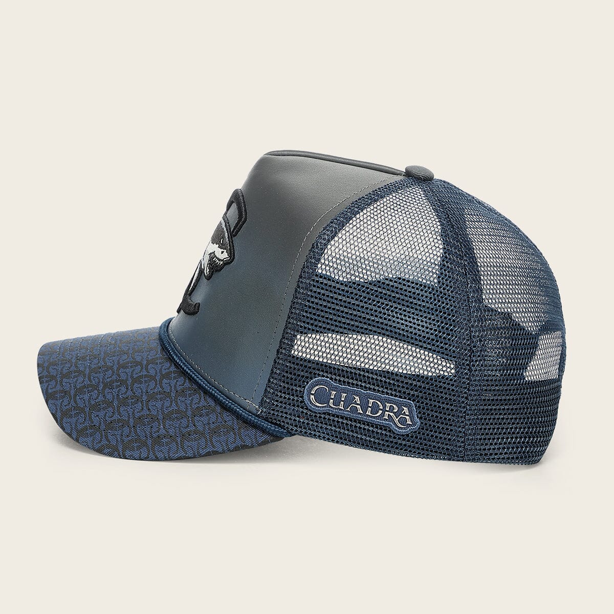 Gorra en piel genuina con diseño de tiburón