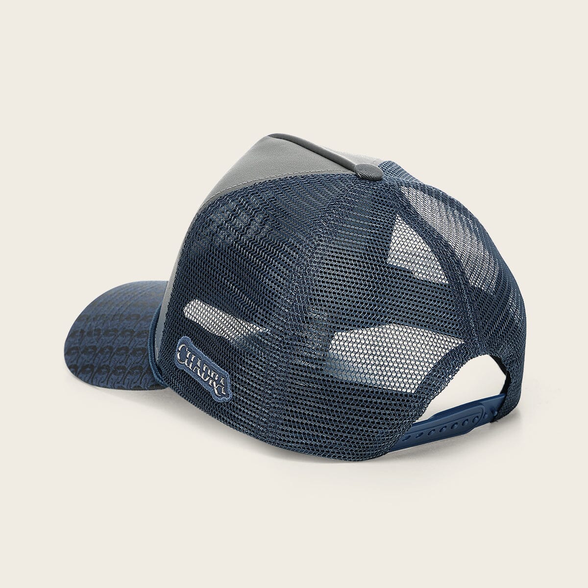 Gorra en piel genuina con diseño de tiburón