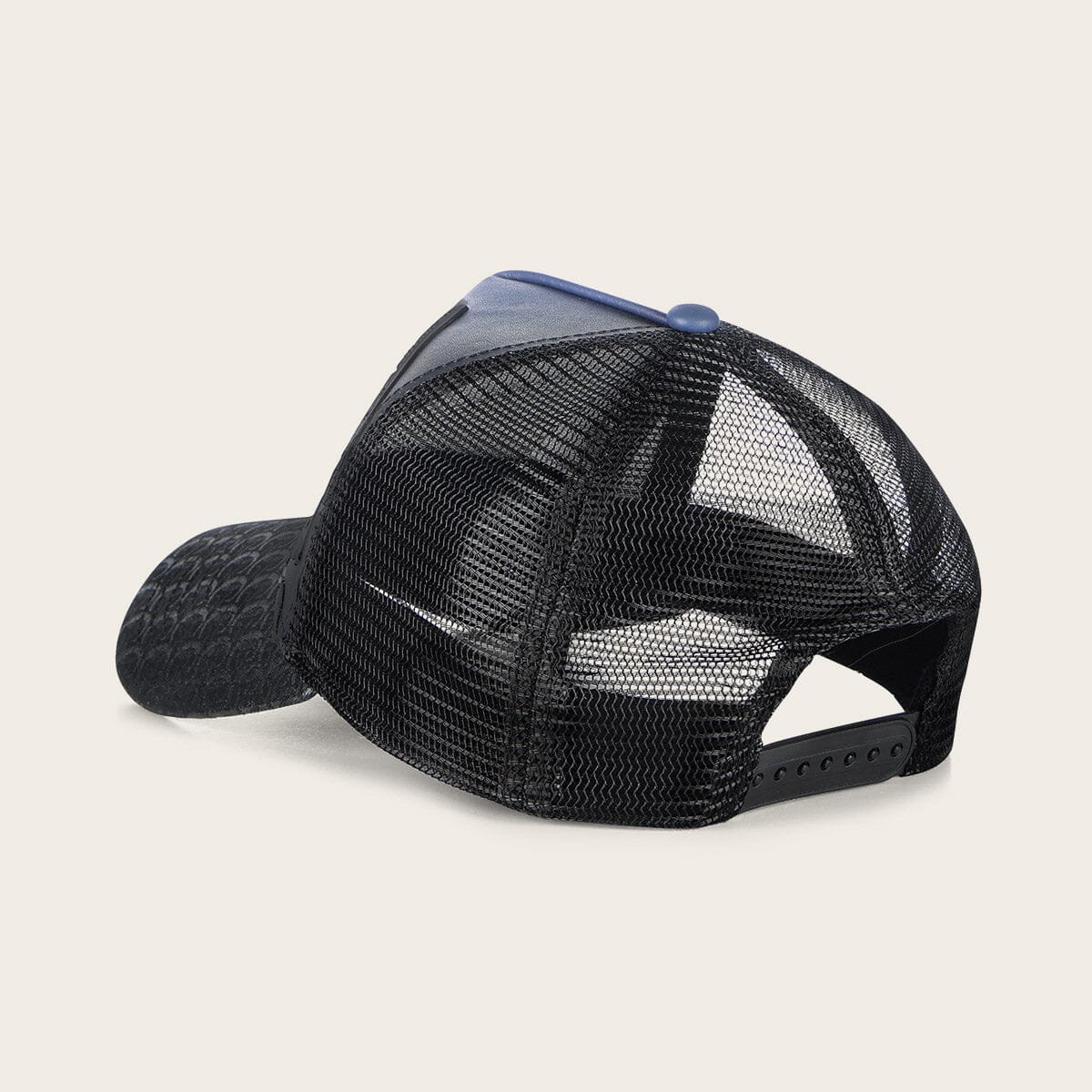 Gorra en piel genuina con diseño de tiburón