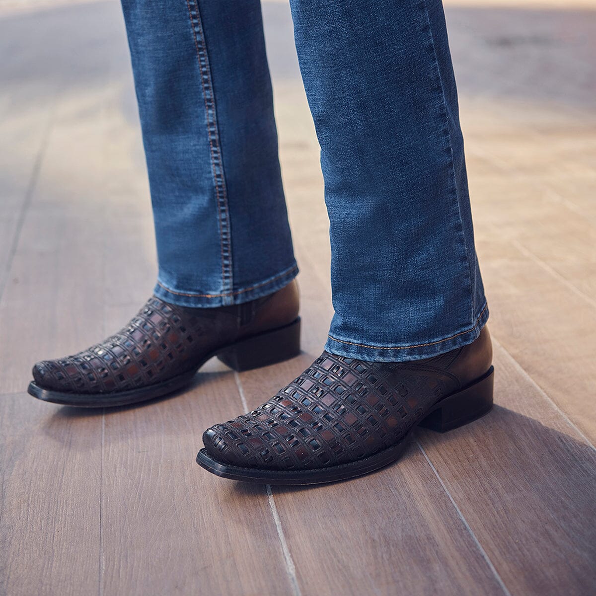 Bota urbana en piel genuina para caballero.